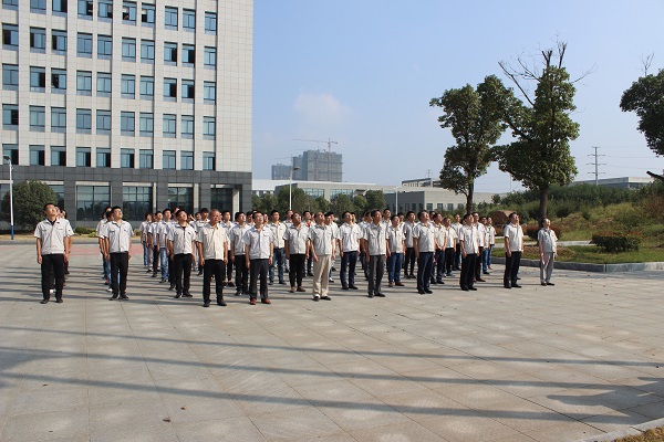 8671569824621462.jpg 領導班子與新區職工代表行注目禮.JPG