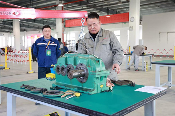 9421765877514403.jpg 鉗工實操考核現場_副本.jpg